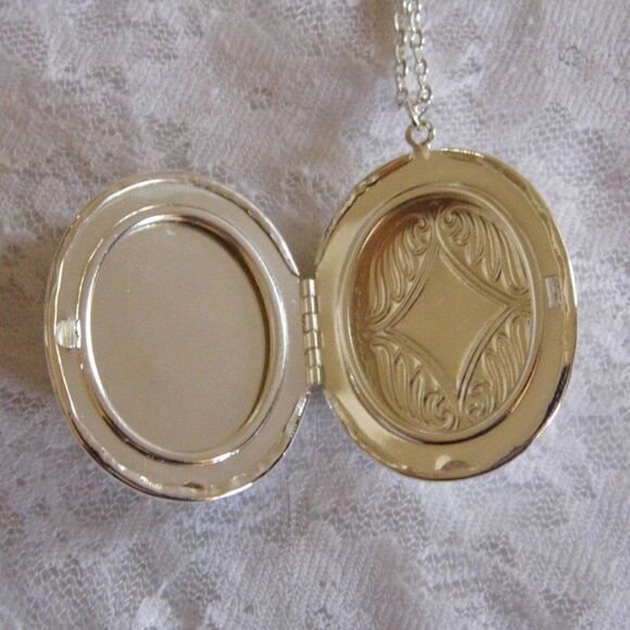Victorian Lady Locket Necklace Glass Cameo Photo - Picture 4 of 5
